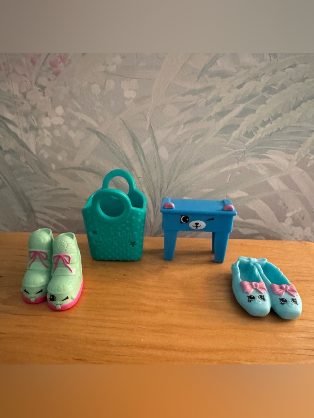 4 Shopkins McDonald's Happy Meal Toy Shopkins Shoes, Boots, Bag & Table